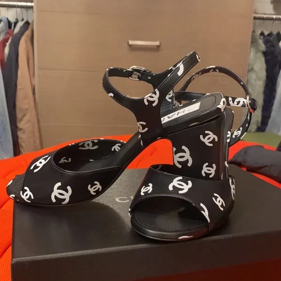 Chanel - Picture 1 of 16